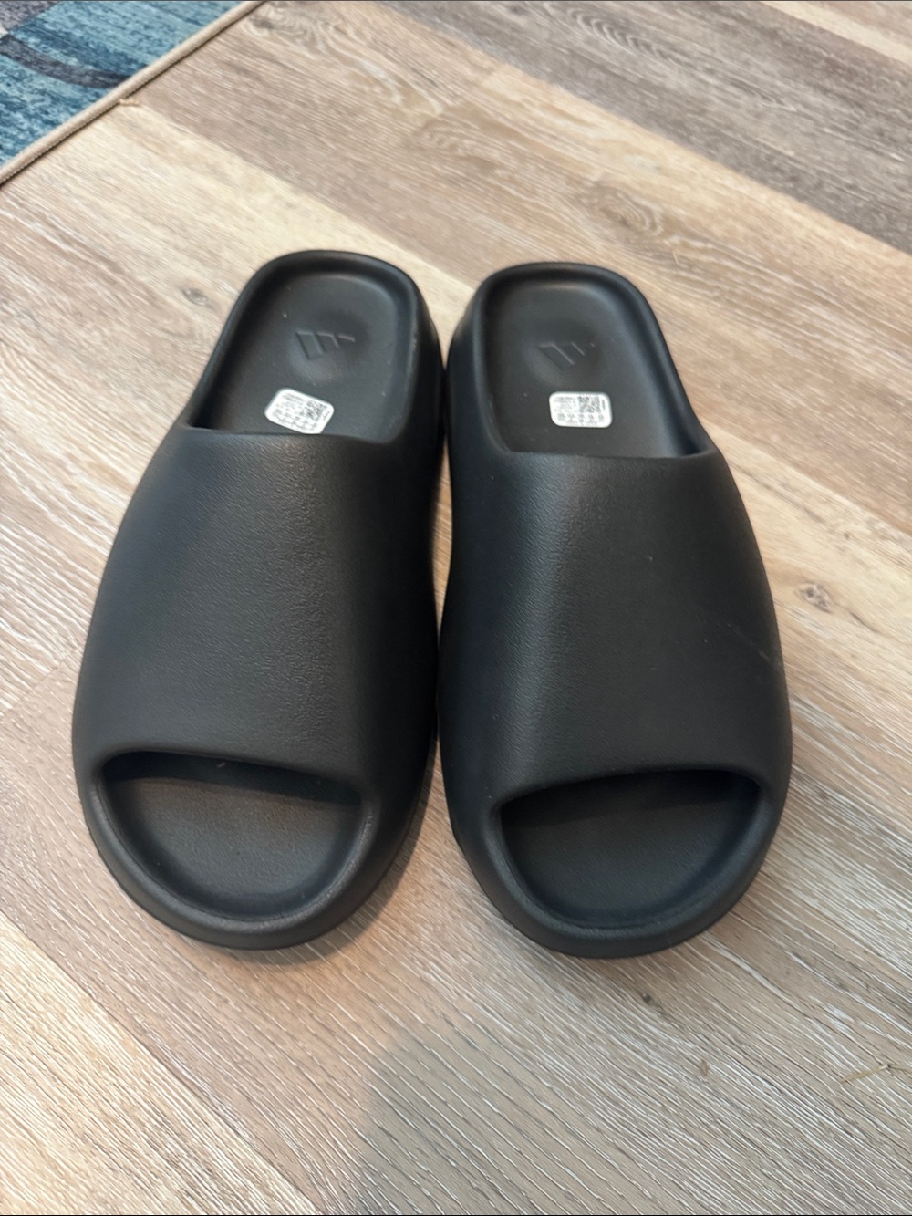 Yeezys slides Black Molded Slide Sandals